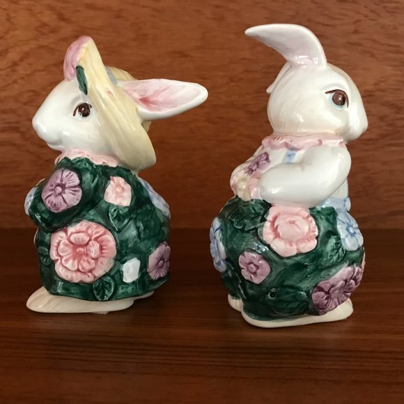 Vintage 1991 Fitz and Floyd Ceramic Bunny Salt and Pepper Shakers - Picture 3 of 8